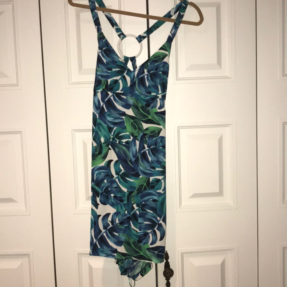 Flowy dress with open back Brand New with tags